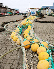 Fischnetz und gelbe Kunststoffboje am Hansakai in Cuxhaven.