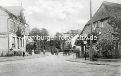 Altes Bild von Dockenhuden - Pferdefuhrwerk und Droschke; Kinder und Frauen auf der Straße - Fischräucherei. Dockenhuden war eine eigenständige holsteinische Gemeinde, die 1919 mit der Nachbargemeinde Blankenese zusammengelegt wurde.