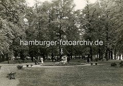 Altes Bild von der Grünanlage am Wandsbeker Markt - Spaziergänger am Puvogelbrunnen; ehem. Bürgermeister der Stadt Wandsbek, eingeweiht 1907 - Bildhauer Prof. Uechtritz.