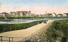 Colorierte historische Ansicht von der Deichpromenade in Cuxhaven - Baderachitektur hinter dem Deich.