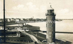 Altes Motiv vom Leuchtturm in Cuxhaven - Restaurant an der Alten Liebe; Blick auf die Deichpromenade und Kirchturm der Garnisionskirche.