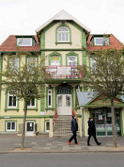 Gründerzeitarchitektur - Wohnhaus in Duhnen / Cuxhaven; Plakat Ferienwohnungen zu vermieten; kleiner Fischimbiss.