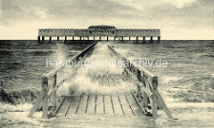 Historische Darstellung der Badebrücke und Restaurant See Pavillion in Duhnen an der Nordsee - Wellen schlagen durch die Holzfugen.