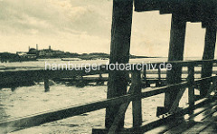 Altes Bild von Duhnen an der Nordseeküste bei Cuxhaven - Blick über die Holzbrücke / Badebrücke zum Badeort.