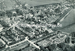 Historische Luftaufnahme von Otterndorf - im Bildzentrum die St. Severi-Kirche.