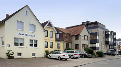 Gästehäuser mit Ferienwohnungen in unterschiedlichen Baustilen - Haus Meeresgruß / Haus Kehrwieder - Seitenstraße in Duhnen / Cuxhaven.