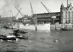 Das Frachtschiff Stromboli liegt am Kai vom Fruchtschuppen A im Hamburger Hafen - Barkassen fahren durch den Magdeburger Hafen, re. die Einfahrt zum Baakenhafen.