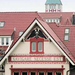 Giebel vom Stabsgebäude der Grimmershörnkaserne in Cuxhaven - erbaut 1908 / 12; Inschrift Navigare Necesse est.