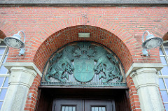 Eingang mit Hamburg Wappen - Hapag-Hallen in Cuxhaven - historisches, denkmalgeschütztes Passagierterminal aus Zeiten der Auswanderung. Errichtet 1902 - Architekt Georg Thielen.