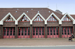 Ausfahrten / Tore der Freiwilligen Feuerwehr Cuxhaven-Mitte; Architektur der 1980er Jahre.