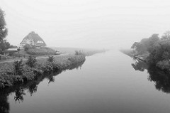 Nebellandschaft in Otterndorf - Blick über den Hadelner Kanal, Teil des Elbe-Weser-Schifffahrtsweg.