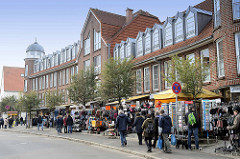 Souvenirshops / Touristen am Wehrbergsweg in Duhnen an der Nordsee - moderne Architektur mit Ferienwohnungen.