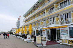 Moderne Bäderarchitektur hinterm Deich von Duhnen / Cuxhaven; mehrstöckige Gebäude / Wohnanlagen / Apartmenthäuser mit Ferienwohnungen - Restaurant.