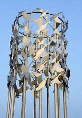 Detail Metall Skulptur Vogelflug in Freiheit verbunden im Hafen von Cuxhaven - Entwurf Bildhauer Frijo Müller-Belecke