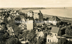 Historisches Luftbild von Cuxhaven - Blick über die Dächer der Wohnhäuser zum Deich und der Kugelbake.