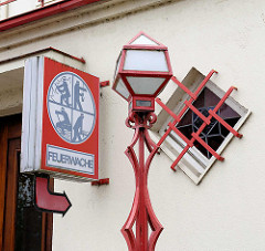 Historische Art-Deco Architektur - Eingang mit Lampen, Freiwillige Feuerwehr Cuxhaven-Mitte.