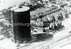 Hamburg Rothenburgsort damals: Luftaufnahme vom Gasometer am Vierländer Damm / Ausschläger Allee. Der Gasometer war einer der größten überirdischen Gasbehälter zur Speicherung von Stadtgas Mitteleuropas. Der Turm hatte eine Höhe von 108 m und ein