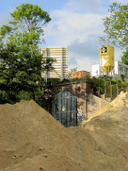Baustelle zum Elbberg campus an der Großen Elbstraße in Hamburg - Einfahrt zum Schellfischtunnel, der den Bahnhof Altona mit den Hafenanlagen / Fischereihafen an der Elbstraße verbindet.