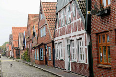 Gasse mit Kopfsteinpflaster - historische Wohnhäuser in Otterndorf.