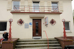 Historische Art-Deco Architektur - Eingang mit Lampen, Freiwillige Feuerwehr Cuxhaven-Mitte.