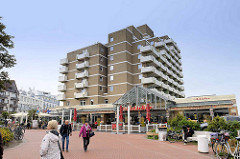 Dorfbrunnenplatz in Duhnen / Cuxhaven - Touristenort an der Nordsee; mehrstöckiges Gebäude mit Ferienwohnungen - Achitektur der 1970er Jahre.