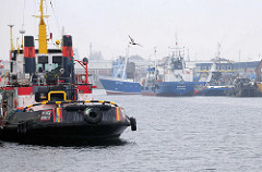 Schiffe im Fischereihafen von Cuxhaven.