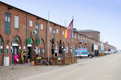 Alte Fischhallen im Fischereihafen von Cuxhaven / Präsident Herwig Straße, zumeist als Restaurants etc. genutzt. Der Alte Fischereihafen wurde Anfang 2017 vom niedersächsischen Hafenbetreiber Niedersachsen Ports an die Cuxhavener Plambeck Holding v