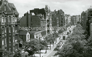 Gründerzeitarchitektur in der Wandsbeker Chaussee - Wohnhäuser + Geschäfte; Straßenbahnen und Lastwagen - Straßenbäume.