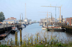 Hafen von Cuxhaven - Schiffe am Kai vom Landwehrkanal - im Hintergrund die Klappbrücke.
