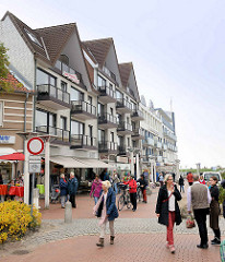 Blick vom Dorfbrunnenplatz in Duhnen zum Deich - moderne Bäderarchitektur / Ferienwohnungen.