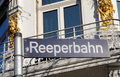 Strassenschild Reeperbahn in Hamburg St. Pauli - vergoldetes Stuckdekor - Putten.