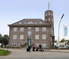 Gebäude der Wetterstation am Hafen von Cuxhaven - Sitz vom Deutschen Wetterdienst DWD.