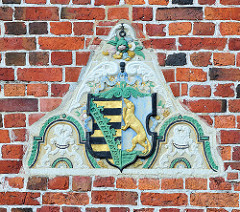 Wappen von Otterndorf - goldener Seeotter im Rautenkranz.