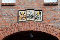 Wappen über Durchgang in Otterndorf.