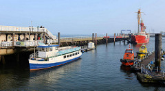 Hafen von Cuxhaven / Alte Liebe; Ausflugsschiff Otter - Feuerschiff Elbe 1, das bis 1988 in der Elbmündung vor Cuxhaven als schwimmendes Seezeichen diente - jetzt Museumsschiff.