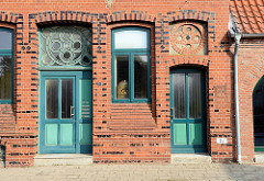 Historisch Hauseingänge - Backsteinfassade mit Bänderdekor und Oberlicht; erbaut 1894 - Architektur in Otterndorf.