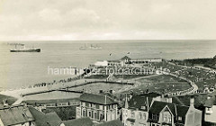 Historische Ansicht von Cuxhaven - Blick auf die Promenade und Schwimmbad hinter dem Deich - Schiffe fahren Richtung Elbe.