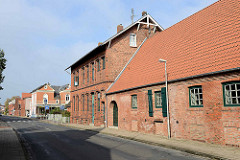 Historische Industriearchitektur / Backsteingebäude am Ufer dem Medem in Otterndorf.