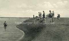 Altes Foto - historische Ansicht vom Nordseestrand in Duhnen - Jungs machen Wattlaufen - Badegäste als Zuschauer.