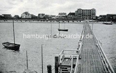 Altes Foto von Duhnen an der Nordsee - Blick von der Badebrücke zur Strandpromenade - Segelboote liegen vor Anker.