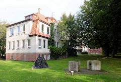 Verwaltungsgebäude / Katasteramt in Otterndorf - davor Kunst im Öffentlichen Raum auf der Wiese.