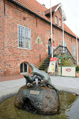 Historisches Rathaus von Otterndorf - im Vordergrund der Otterbrunnen.