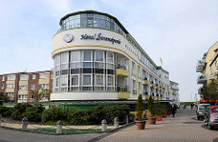 Apartment-Hotel Strandperle - Fussgängerzone, Blick zum Deich - Bäderarchitektur in Duhnen / Cuxhaven.