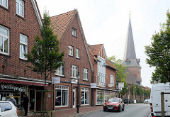 Marktstraße von Otterndorf - Wohnhäuser / Geschäftshäuser mit Einzelhandel, Kirchturm der St. Severi Kirche.