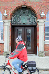 Eingang mit Hamburg Wappen - Hapag-Hallen in Cuxhaven - historisches, denkmalgeschütztes Passagierterminal aus Zeiten der Auswanderung. Errichtet 1902 - Architekt Georg Thielen.