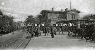 Altes Bild vom Klostertor-Bahnhof in Hamburg; Passagiere warten auf dem Bahnsteig - Lokomotive mit Waggons, wartende Pferdedroschken.