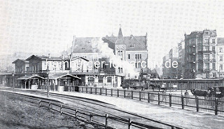 Historische Ansicht vom Klostertor-Bahnhof in Hamburg - Blick über die Gleisanlagen zum Empfangsgebäude, dahinter das Postgebäude am Hühnerposten.