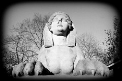Sphinx am Eingang vom Eichtalpark in Hamburg Wandsbek.