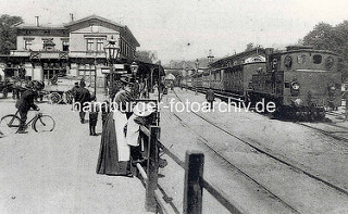 Altes Bild vom Klostertorbahnhof in Hamburg - Lokomotive mit Personenwaggons - Mutter mit Kind am Zaun, Fahrradfahrer  und Pferdefuhrwerk.