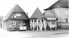 Architektur der 1970er Jahre - Wohnhaus / Restaurant, Imbiss mit turmartiger Rotunde - Brockeswalder Chaussee in Cuxhaven.